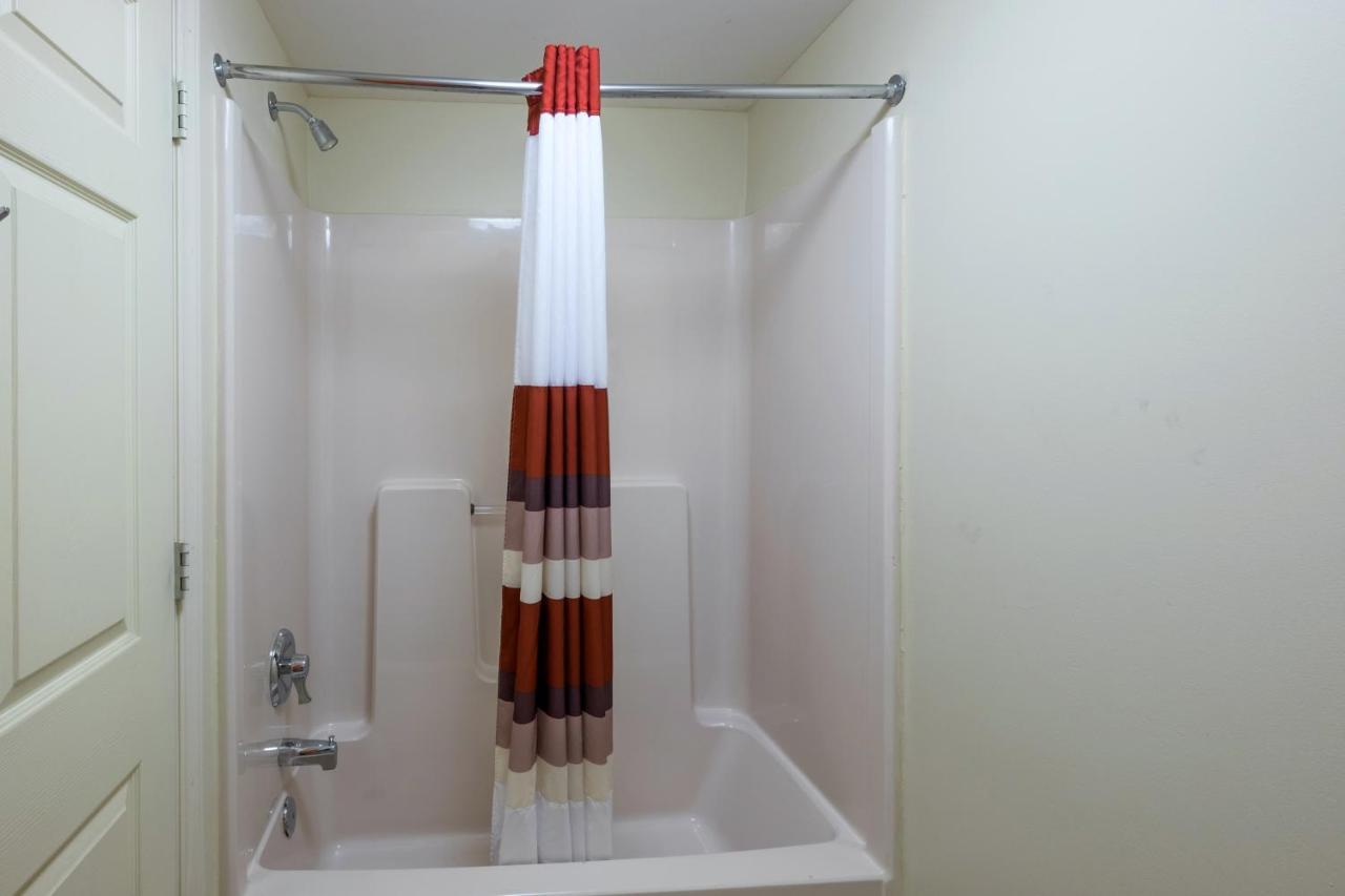 Red Roof Inn הנדרסונוויל מראה חיצוני תמונה