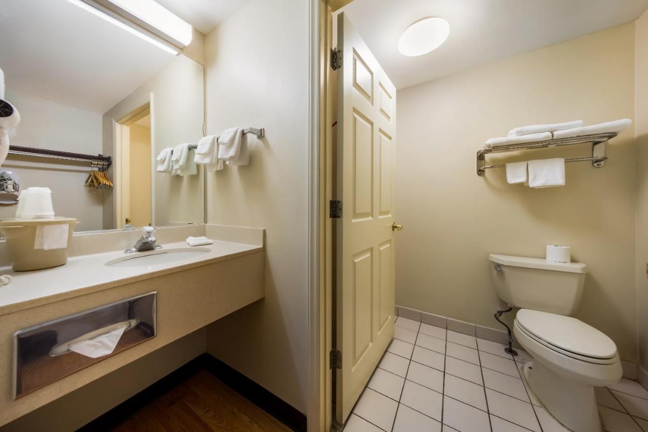 Red Roof Inn הנדרסונוויל מראה חיצוני תמונה