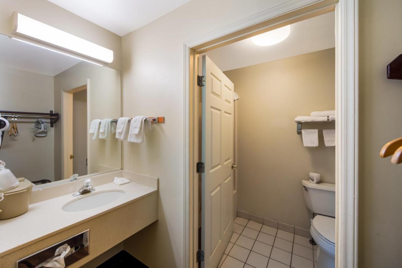 Red Roof Inn הנדרסונוויל מראה חיצוני תמונה