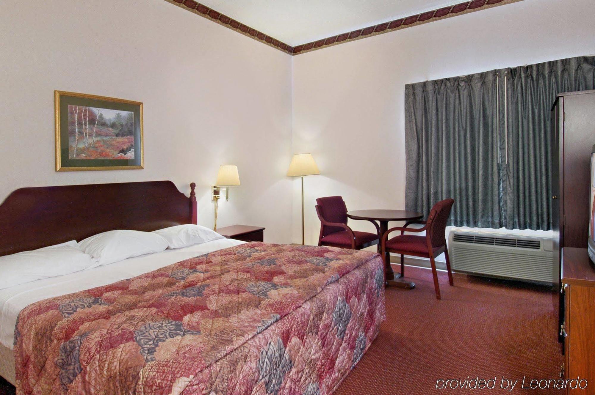 Red Roof Inn הנדרסונוויל מראה חיצוני תמונה