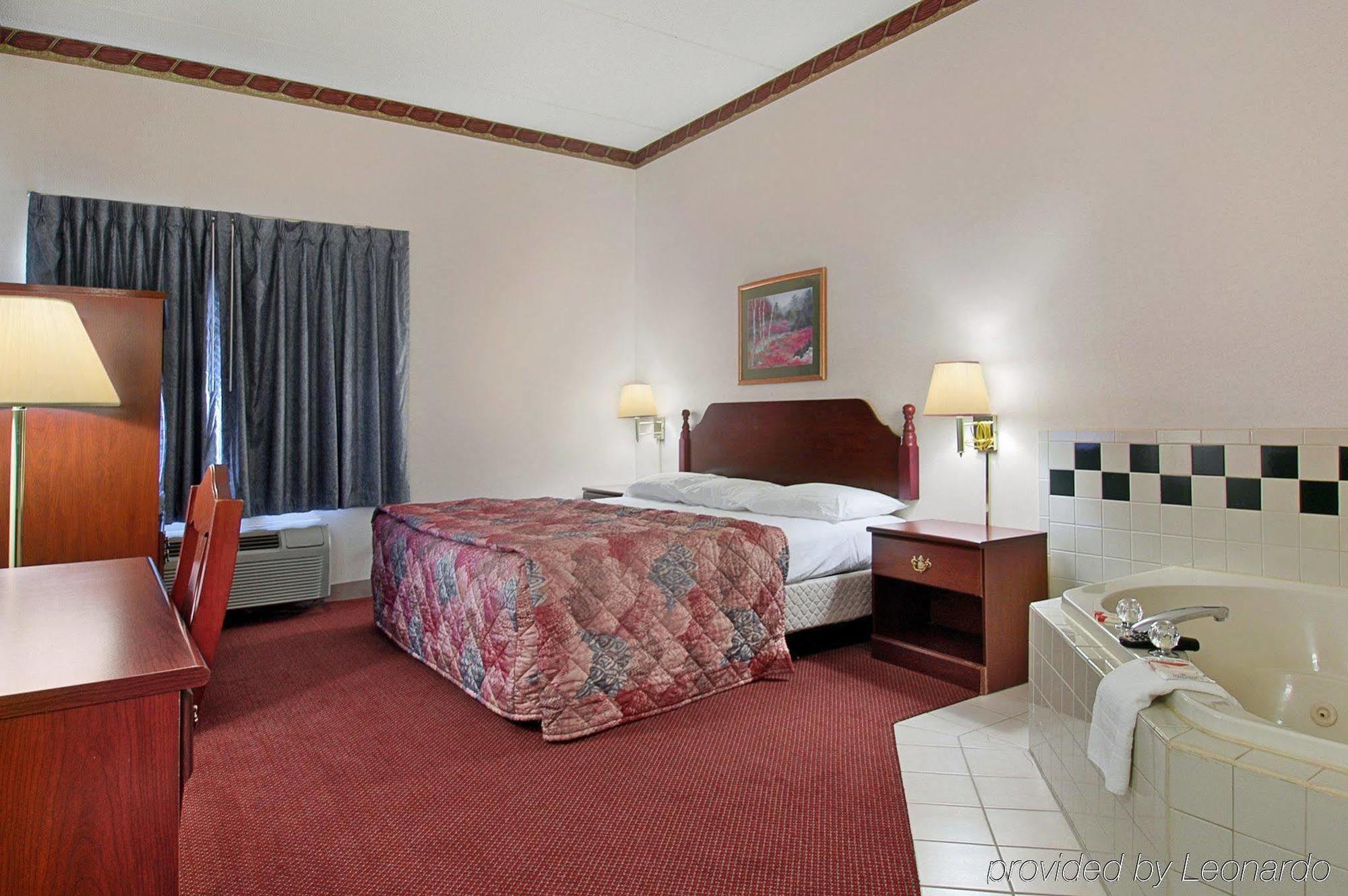Red Roof Inn הנדרסונוויל מראה חיצוני תמונה